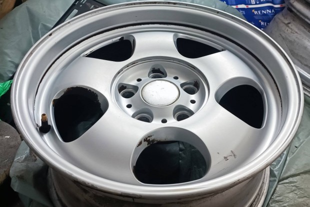 gy�ri BMW 8x17-es et 24 alugarnit�ra peremes