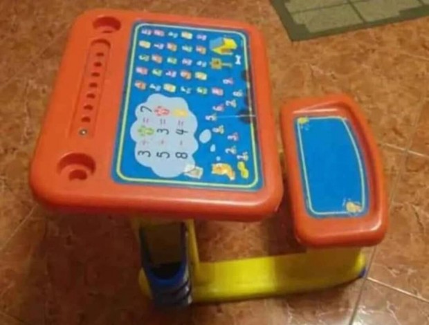 gyerek m�anyag asztal es pad/ sz�k