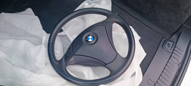 gy�ny�r� �llapot� gy�ri BMW korm�ny l�gzs�kkal egy�tt 