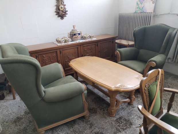 hasított bőr fotelek és tömör tölgyfa dohányzó asztal