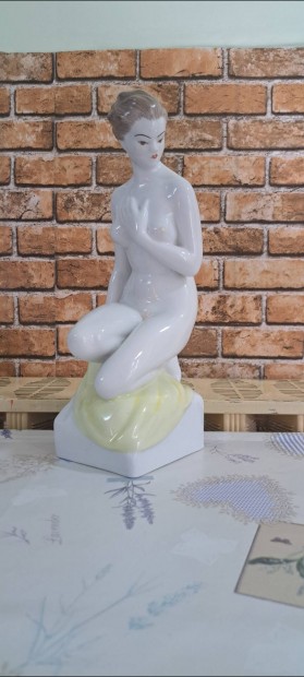 hollóházi porcelán női térdelő akt hibátlan vitrin állapotban
