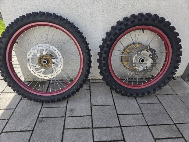 honda CRF ker�kszett Cross Pirelli gumik