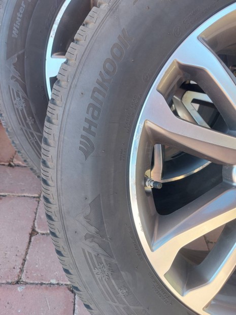 hyundai santa fe 18-as gyári alufelni ujszerű téli gumival eladó