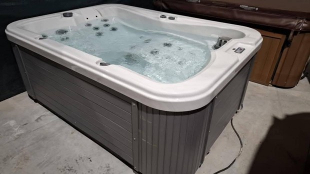 jakuzzi jacuzzi spa dzsa Dzsafrd szauna 