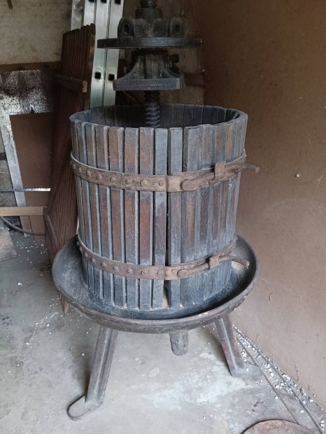 jó állapotú 80 literes szölöprés tartozékaival eladó