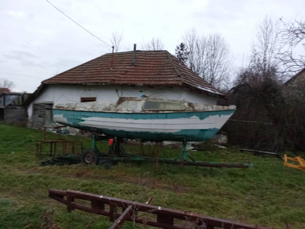 kabinok hajó felújításra eladó 5.8x2 M asol orosz vitorlás volt.