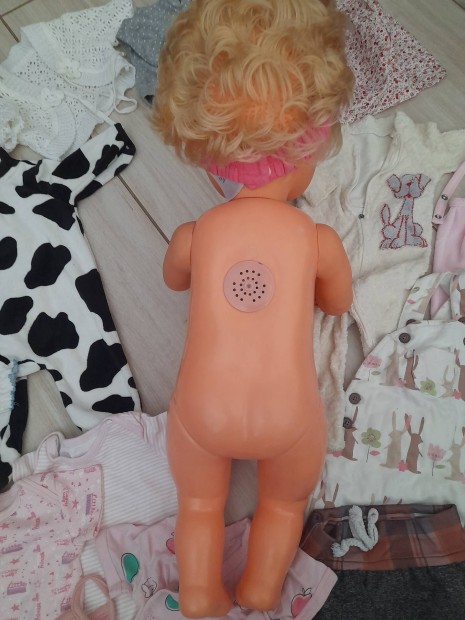 kb 60 cm vintage baba alvós fürdethető öltöztethető ruhákkal