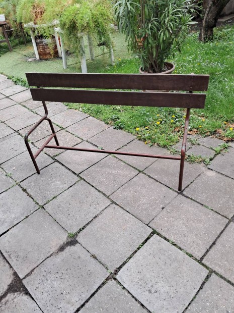 kerti pad eladó