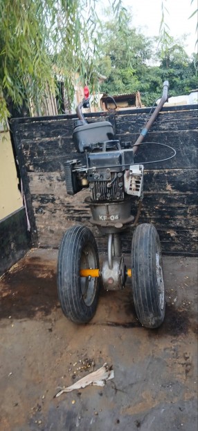 kf 04 robitraktor elad