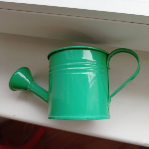 kicsi zöld fém kanna