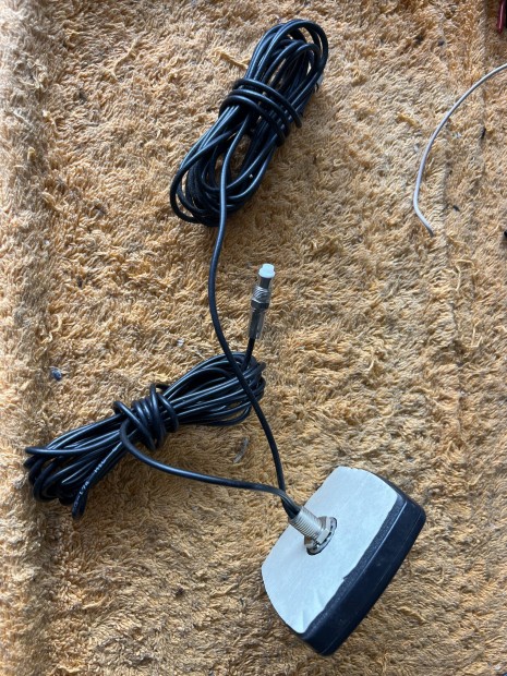 kombinalt GPS es GSM furhato antenna