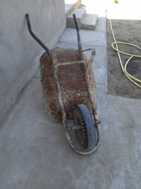kömüves talicska .