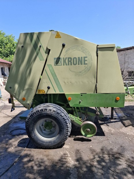 krone kr 130 gyárias körbálázó mtz könnyedén viszi