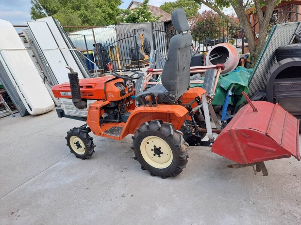 kubota b1200 3hengeres diesel traktor képen látható jó állapotban