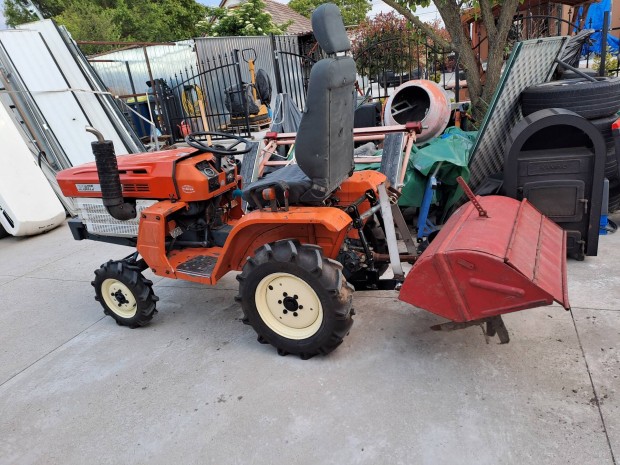 kubota b1200 3hengeres diesel traktor képen látható jó állapotban