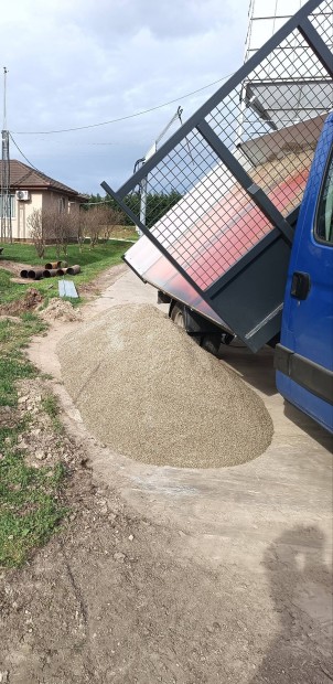 kútszűrő kavics szűrőkavics kútfúrás kútfúró fuvar Komárom környékén