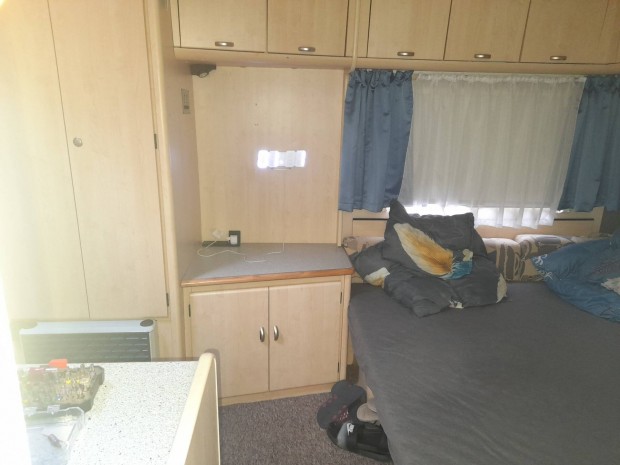 lak�kocsi m�szakival