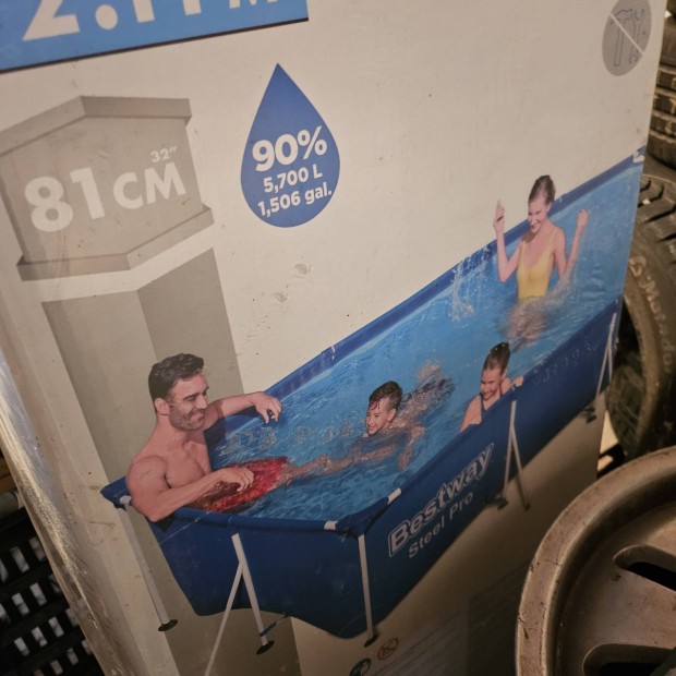 medence vadonatúj 4 m