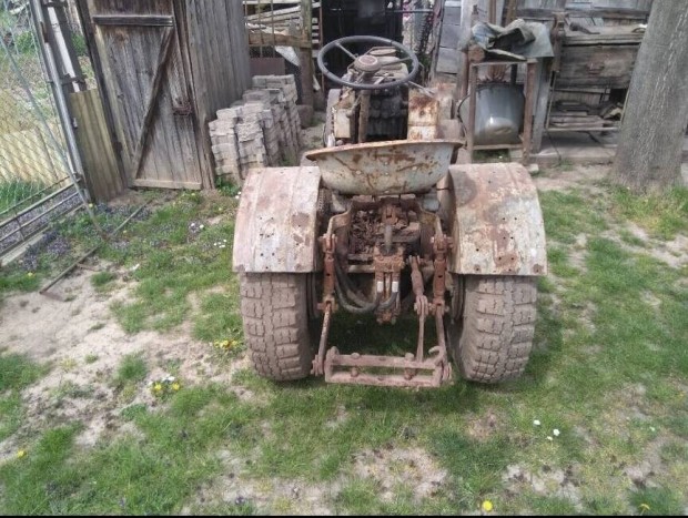 mia motoros kistraktor tartozékokkal