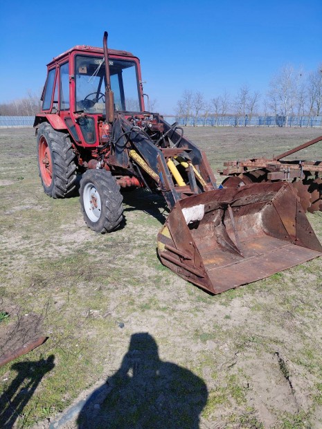 mtz  82 es piros rendsz�mos homlokrakodos elad� 