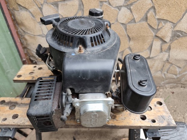 működő fűnyíró motor