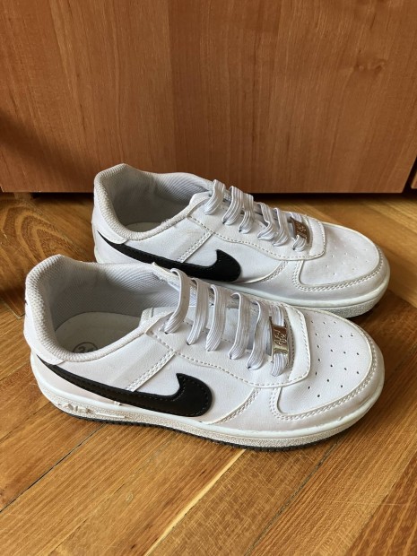 nike gyerekcipő 31-es