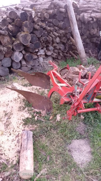 oldalt �ll�that� Eke