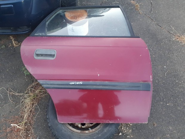 opel astra  F  1992, 5 ajts bord jobb hts ajt veggel zrral