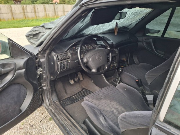 opel astra f cabri egyben bontsra elad.