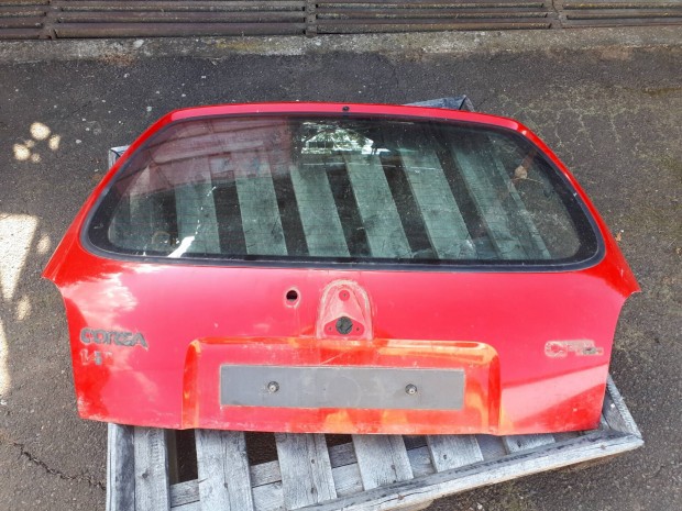 opel corsa B, 3 ajts csomagtrajt  veggel 