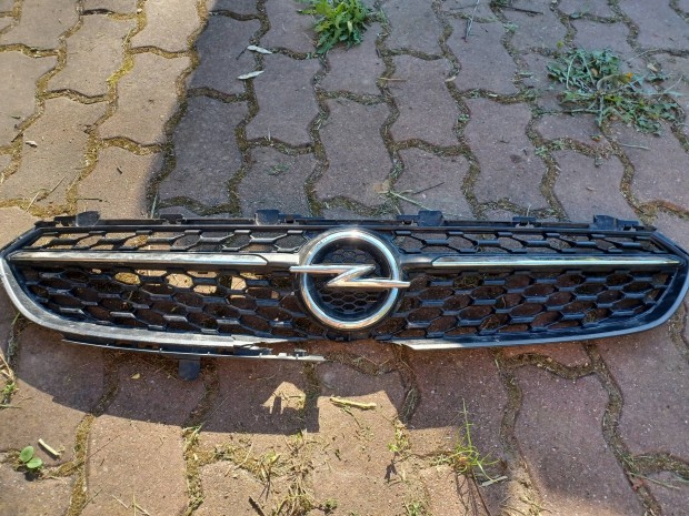 opel corsa F hűtőŕaccsal első embléma