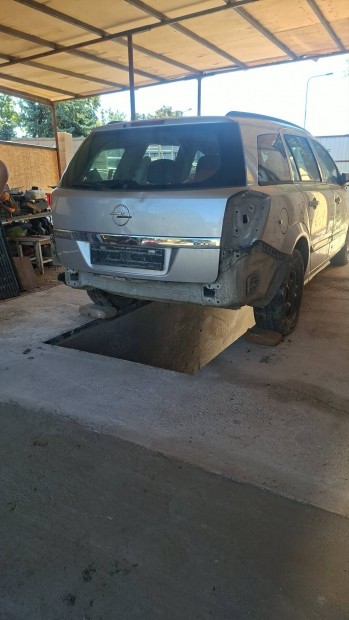 opel kombi bontódik