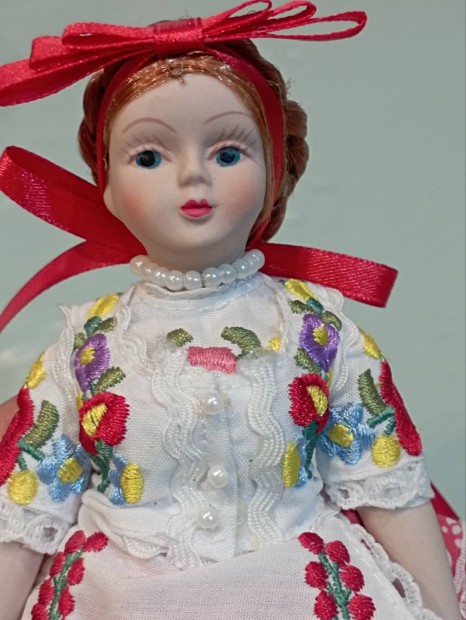 porcelán baba kalocsai mintás ruhába