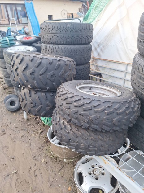 quad felni+gumi garnit�ra.