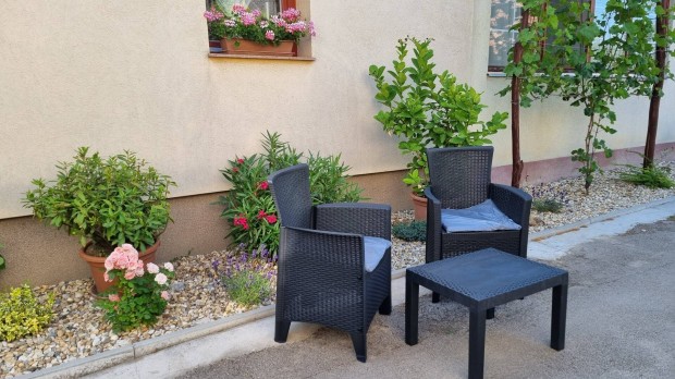 rattan hatású műanyag kerti bútor újonnan