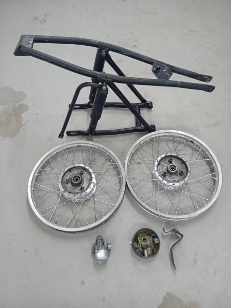 simson alkatr�szek elad�k.