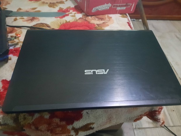 szép állapotú asus laptop