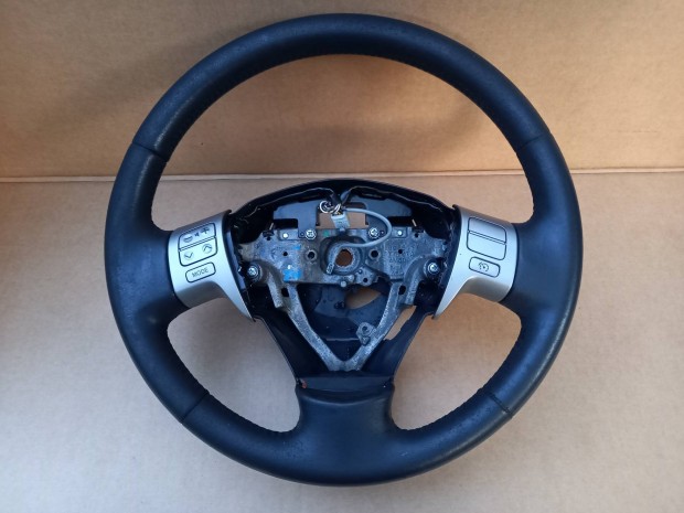 toyota auris multi korm�ny b�r