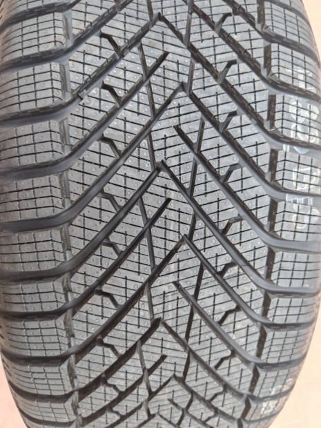 j 225/40r18 Pirelli tli 2024. 225/40 r18