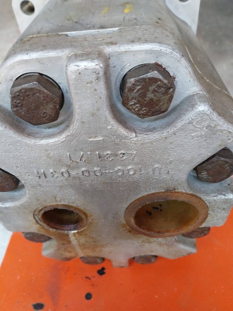 ujj hidraulikaszivattyu bord�s tengelyel 