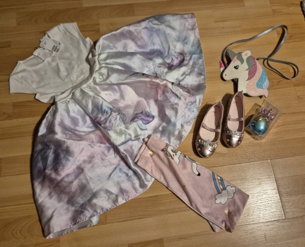 unikornisos szett, 122ruha, 30as cip�, t�ska, kefe, p�rnahuzat