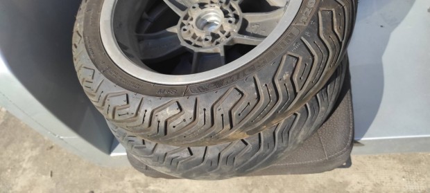 vespa gts 2 felni 1 gumi használható párban