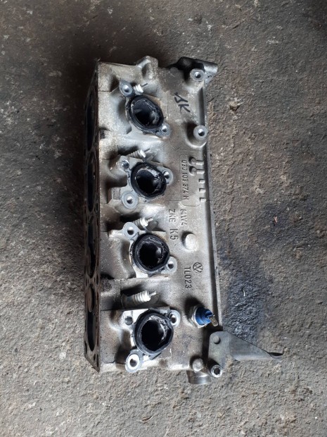 vw Golf 3 1.4, 1.6 hengerfej vezérműtengellyel 030103374H