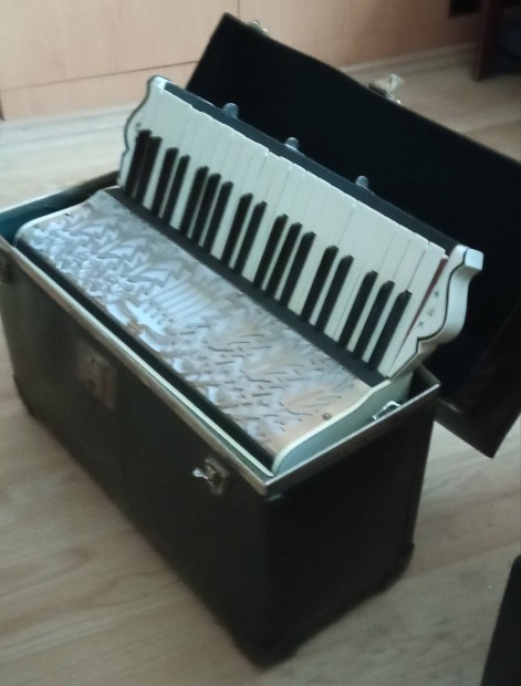 wurliczer 120 basszusos USA. rgi harmonika.