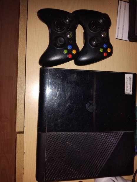 xbox 360 e ket konzollal.  27 jatek van rajta .  