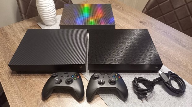 xbox One X 1TB konzol, 2db kontrollerrel, dobozában.