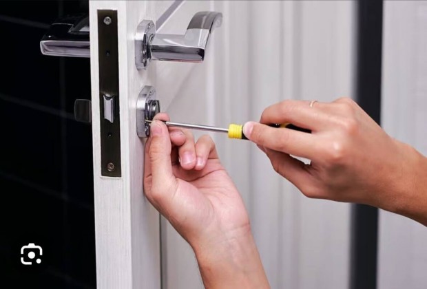 zár csere ki zárta magát sérülés menetes ajtó nyitása 30percen belül