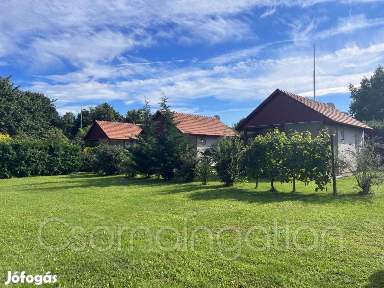 Kapuváron 2 lakrészes ház + apartmanok + nagy telek eladó