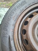 195/70/15 lemezfelnis jó állapotú gumi vitón volt, kevesett futott