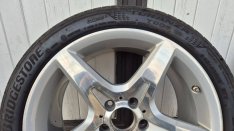245/40R18 Bridgestone gumik, Gyönyörű Mercedes AMG felnire szerelve